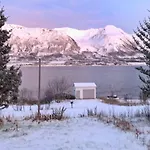 Seaside Retreat In Lyngen-by Traum * Svensby