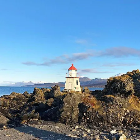Seaside Retreat In Lyngen-by Traum בית נופש